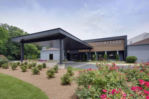 a view of a building with a courtyard yard at Courtyard Atlanta Marietta/I-75 North in Marietta