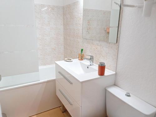 une salle de bain blanche avec un lavabo et des toilettes dans l'établissement Charmant Studio à Courseulles-sur-Mer avec Wifi et Parking - FR-1-746-27, à Courseulles-sur-Mer