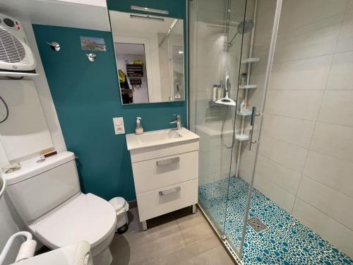 une salle de bain avec une douche, des toilettes et un lavabo dans l'établissement Duplex T4 rénové à Arzon, 5 pers, proche plage - FR-1-775-19, à Arzon