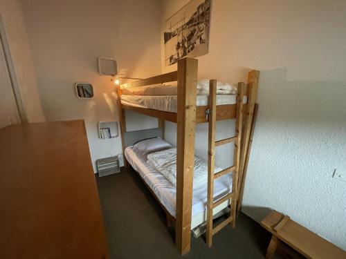 quelques lits superposés dans une chambre dans l'établissement Duplex T4 rénové à Arzon, 5 pers, proche plage - FR-1-775-19, à Arzon