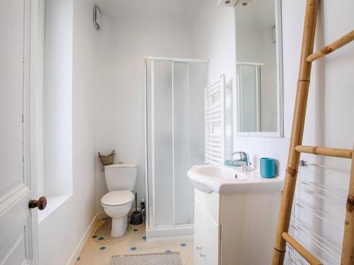 une salle de bain blanche avec des toilettes et un lavabo dans l'établissement Studio cosy avec vue sur mer à Cabourg, idéal pour deux - FR-1-788-48, à Cabourg