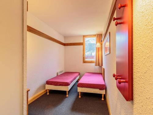 une petite chambre avec deux lits et une fenêtre dans l'établissement Appartement à Plagne 1800 avec balcon et parking - FR-1-351-256, à La Plagne Tarentaise