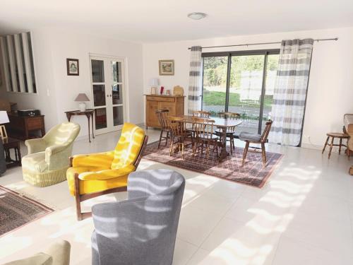 un salon avec des chaises jaunes et une table dans l'établissement Maison familiale pour 6 personnes à Sarzeau - Secteur Brillac - FR-1-639-130, à Sarzeau