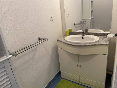 Ένα μπάνιο στο Vaux-sur-Mer : Appartement 2* avec piscine et balcon - FR-1-738-39