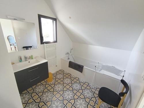 une salle de bain avec un lavabo et un miroir dans l'établissement Maison familiale pour 6 personnes à Sarzeau - Secteur Brillac - FR-1-639-130, à Sarzeau