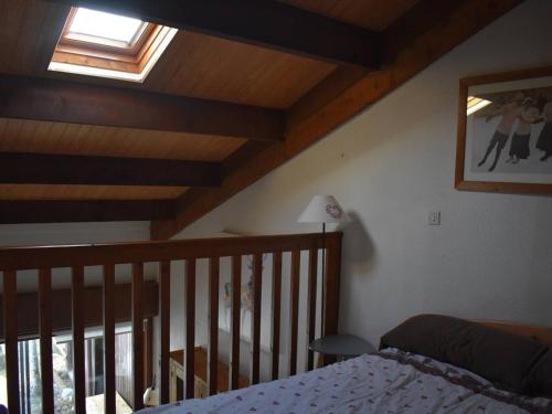 une chambre avec un lit et un plafond en bois dans l'établissement Confortable Appartement 2 pièces en mezzanine avec jardin à Bolquère - FR-1-592-80, à Font-Romeu-Odeillo-Via