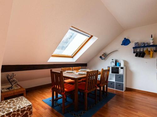 d'une salle à manger avec une table, des chaises et une fenêtre. dans l'établissement Appartement cosy 4 pers. St-Lary Soulan avec Parking - FR-1-296-513, à Saint-Lary-Soulan