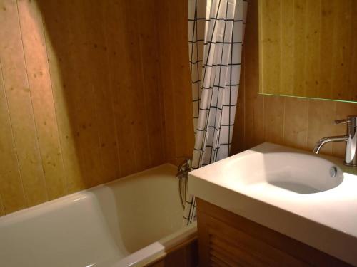 une salle de bain avec une baignoire blanche et un lavabo dans l'établissement Confortable Appartement 2 pièces en mezzanine avec jardin à Bolquère - FR-1-592-80, à Font-Romeu-Odeillo-Via