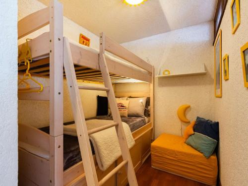 Cette chambre comprend des lits superposés. dans l'établissement Appartement cosy 4 pers. St-Lary Soulan avec Parking - FR-1-296-513, à Saint-Lary-Soulan