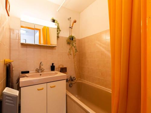 une salle de bain avec un lavabo et une baignoire dans l'établissement Appartement cosy 4 pers. St-Lary Soulan avec Parking - FR-1-296-513, à Saint-Lary-Soulan
