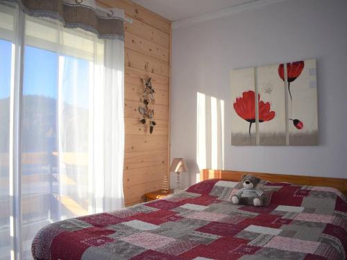 - un ours en peluche assis sur un lit dans une chambre dans l'établissement Confortable 2 Pièces à Bolquère, Proche Commerce et Ski - FR-1-592-81, à Font-Romeu-Odeillo-Via