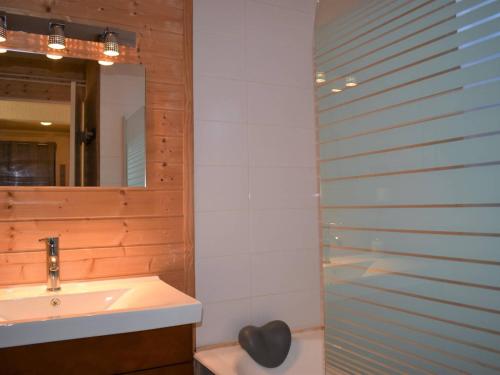 une salle de bain avec un lavabo et un miroir dans l'établissement Confortable 2 Pièces à Bolquère, Proche Commerce et Ski - FR-1-592-81, à Font-Romeu-Odeillo-Via