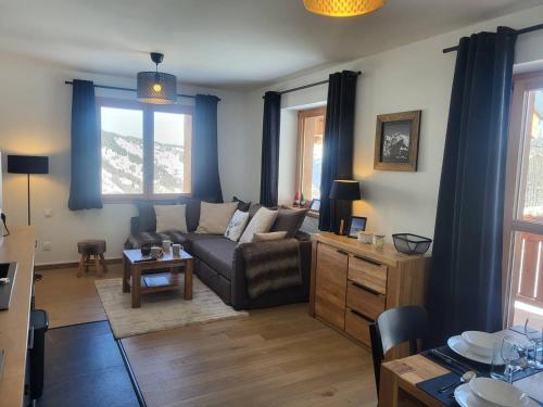 Appartement neuf 3 pièces, vue piste, parking couvert - FR-1-291-1026