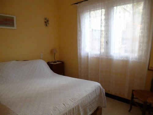 une chambre avec un lit blanc et une fenêtre dans l'établissement T2 Confortable - Près Centre-Ville avec Parking - FR-1-571-71, à Balaruc-les-Bains