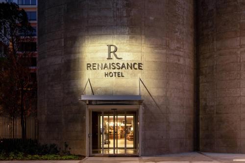 Renaissance Bordeaux Hotelに飾ってある許可証、賞状、看板またはその他の書類