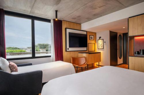 Renaissance Bordeaux Hotelにあるテレビまたはエンターテインメントセンター