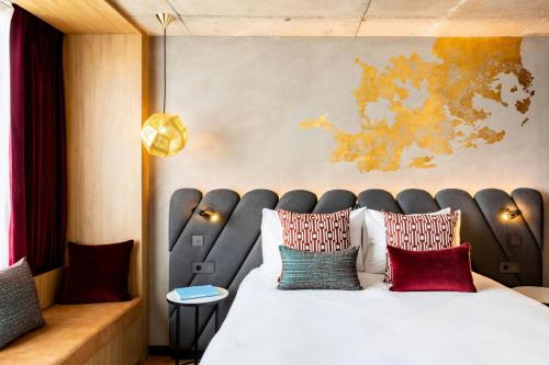 Renaissance Bordeaux Hotelにあるベッド