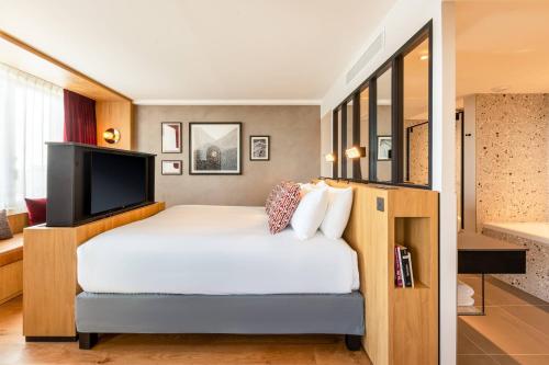 Renaissance Bordeaux Hotelにあるベッド