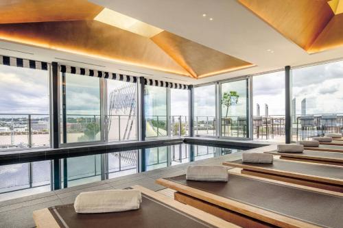 Renaissance Bordeaux Hotelの敷地内または近くにあるプール