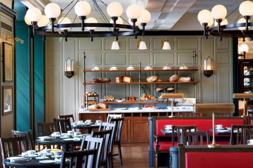 ケンブリッジにあるユニバーシティ アームス ホテルのダイニングルーム(テーブル、椅子付)、ベーカリー