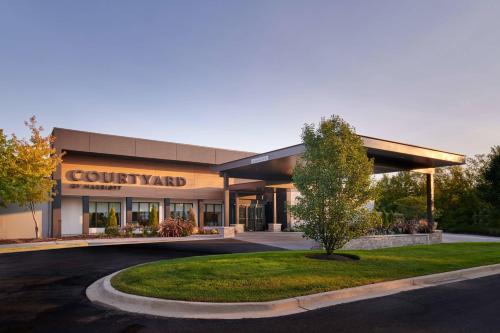 a building with a sign that reads court yard at Courtyard Chicago Highland Park/Northbrook in Highland Park