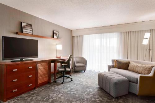 Μια τηλεόραση ή/και κέντρο ψυχαγωγίας στο Courtyard by Marriott Bloomington Normal