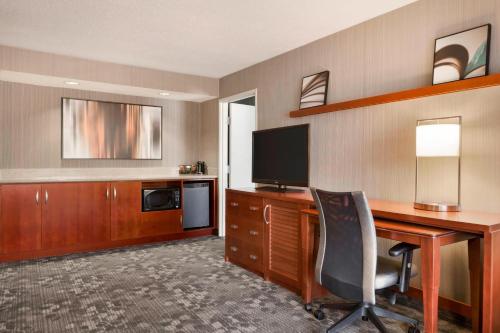 Μια τηλεόραση ή/και κέντρο ψυχαγωγίας στο Courtyard by Marriott Bloomington Normal