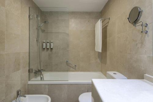 Bagno di AC Hotel Victoria Suites by Marriott