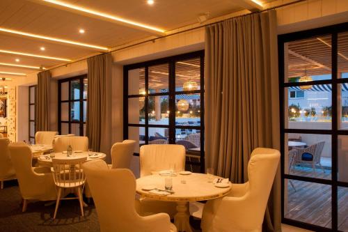 Area soggiorno di AC Hotel Victoria Suites by Marriott