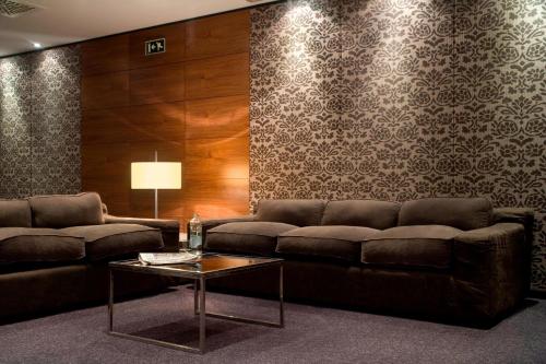 Area soggiorno di AC Hotel Victoria Suites by Marriott