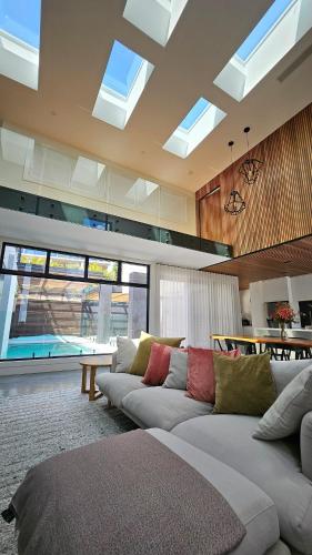 Χώρος καθιστικού στο Luxury in Lighthouse Beach