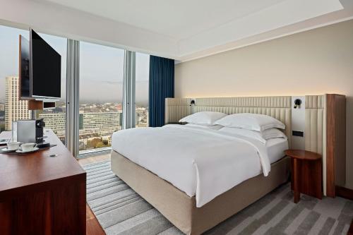 Кровать или кровати в номере JW Marriott Hotel Frankfurt