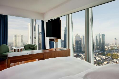 Cama ou camas em um quarto em JW Marriott Hotel Frankfurt