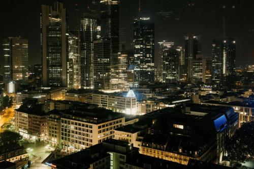 - Vistas nocturnas a la ciudad en JW Marriott Hotel Frankfurt, en Frankfurt