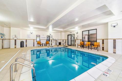 a pool with blue water in a large room at Courtyard Biloxi North/D'Iberville in Biloxi