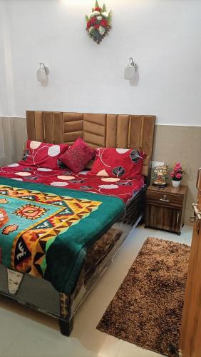 Ένα ή περισσότερα κρεβάτια σε δωμάτιο στο Ganga Bliss Home