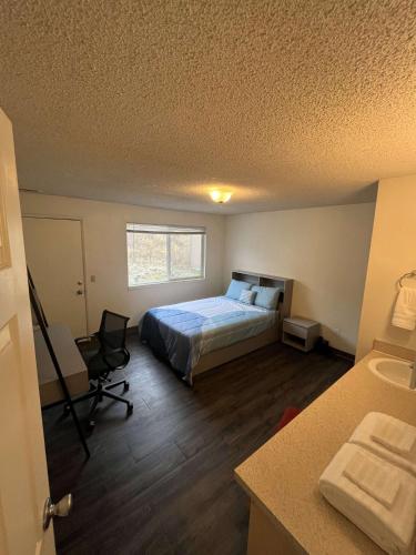 a bedroom with a bed and a desk in a room at WSU HomeBase - Where Comfort Meets Convenience in Pullman