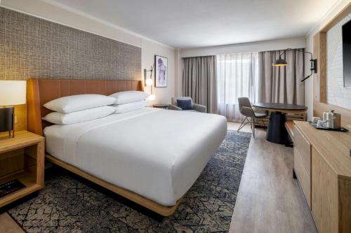 a large white bed in a hotel room at Sheraton Nashville Brentwood in Brentwood