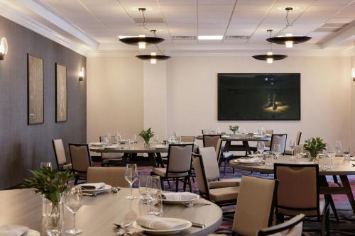 a room with tables and chairs and a projection screen at Sheraton Nashville Brentwood in Brentwood