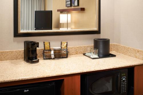 Η κουζίνα ή μικρή κουζίνα στο Courtyard by Marriott Detroit Warren