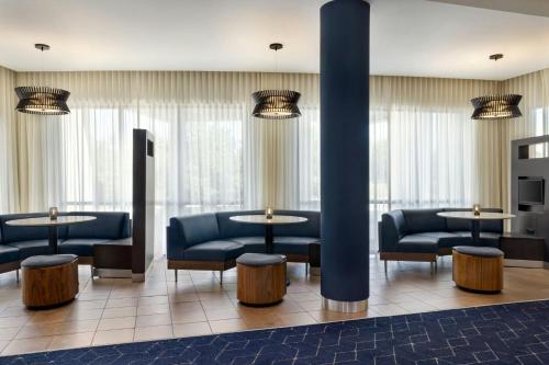 Courtyard by Marriott Wilkes-Barre Arenaにあるシーティングエリア
