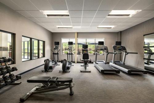 Courtyard by Marriott Wilkes-Barre Arenaにあるフィットネスセンターまたはフィットネス設備