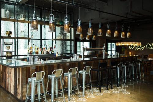 Ο χώρος του lounge ή του μπαρ στο Renaissance Chicago Downtown Hotel