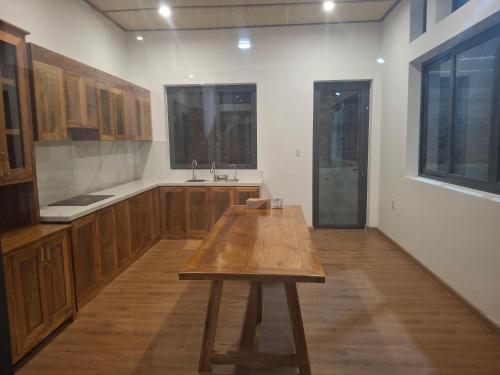 富国Royal villa的厨房中间的木桌