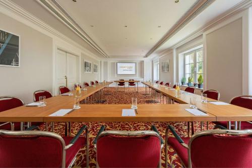 a large conference room with a long table and chairs at Courtyard by Marriott Hamburg Airport in Hamburg