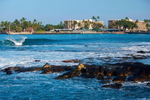 a view of the ocean with rocks in the water at Courtyard by Marriott King Kamehameha's Kona Beach Hotel in Kailua-Kona