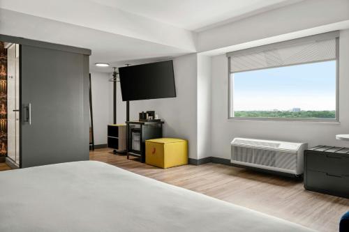 Кровать или кровати в номере Aloft Chicago Schaumburg