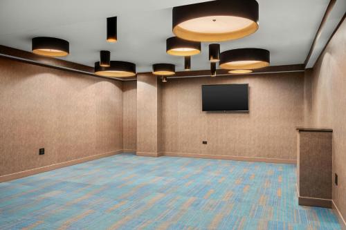 Телевизор и/или развлекательный центр в Aloft Chicago Schaumburg
