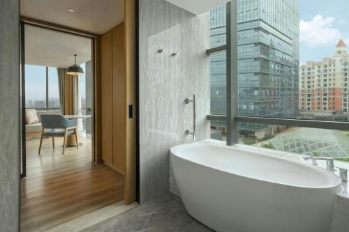 Koupelna v ubytování Courtyard by Marriott Foshan Gaoming