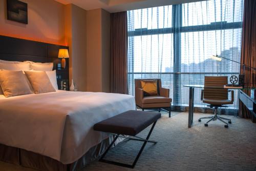 Ένα ή περισσότερα κρεβάτια σε δωμάτιο στο Renaissance Guiyang Hotel